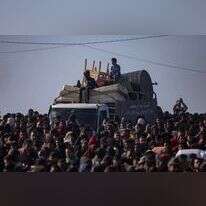 עזתים בדרך לצפון הרצועה על דרך רשיד. | EPA