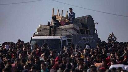 עזתים בדרך לצפון הרצועה על דרך רשיד. | EPA