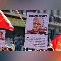 כרזה שהונפה בהפגנה באיטליה ועליה דמותה של שורדת השואה ליליאנה סגרה עם הכיתוב "סוכנת ציונית". | מסך מיוטיוב