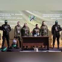 התצפיתניות לבושות מדי צבא על הבמה בעזה ביום שחרורן. | EPA