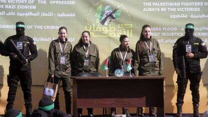 התצפיתניות לבושות מדי צבא על הבמה בעזה ביום שחרורן. | EPA התצפיתניות לבושות מדי צבא על הבמה בעזה ביום שחרורן. | EPA