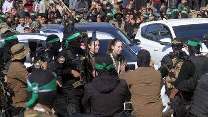 התצפיתניות לבושות מדי צבא בדרכן לעלות על הבמה בעזה ביום שחרורן. | EPA