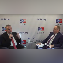 תומאש פויאר, היועץ לביטחון לאומי של ראש ממשלת צ'כיה (שמאל), בשיחה עם מיכאל מקובסקי, נשיא ומנכ"ל המכון היהודי לביטחון לאומי של אמריקה. | מסך מיוטיוב