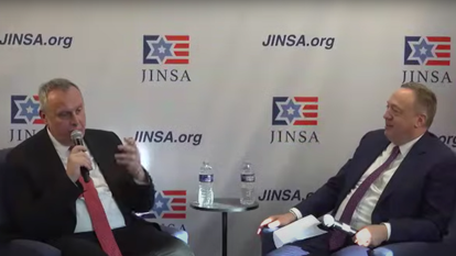 תומאש פויאר, היועץ לביטחון לאומי של ראש ממשלת צ'כיה (שמאל), בשיחה עם מיכאל מקובסקי, נשיא ומנכ"ל המכון היהודי לביטחון לאומי של אמריקה. | מסך מיוטיוב