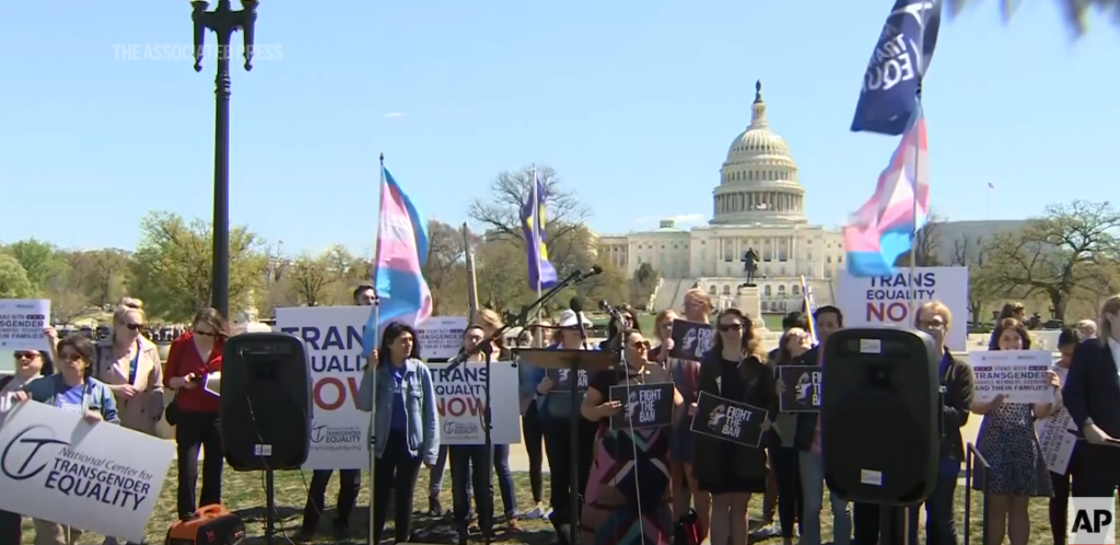 הפגנה למען טרנסג'נדרים בוושינגטון. | מסך מיוטיוב