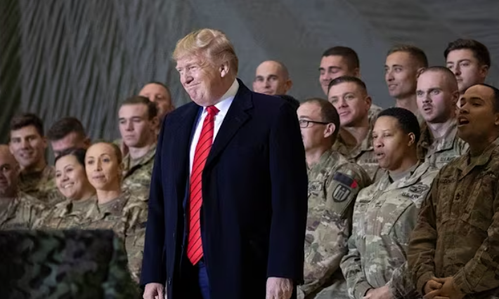 טראמפ עם חיילים אמריקנים. | מסך מיוטיוב