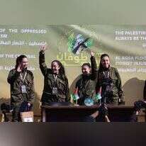 התצפיתניות לבושות מדי צבא על הבמה בעזה ביום שחרורן. | EPA