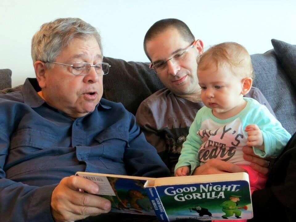 מיכה אבני, ביתו ואביו ריצ'רד לייקין ז"ל שנהרג בפיגוע בארמון הנציב. | ללא קרדיט