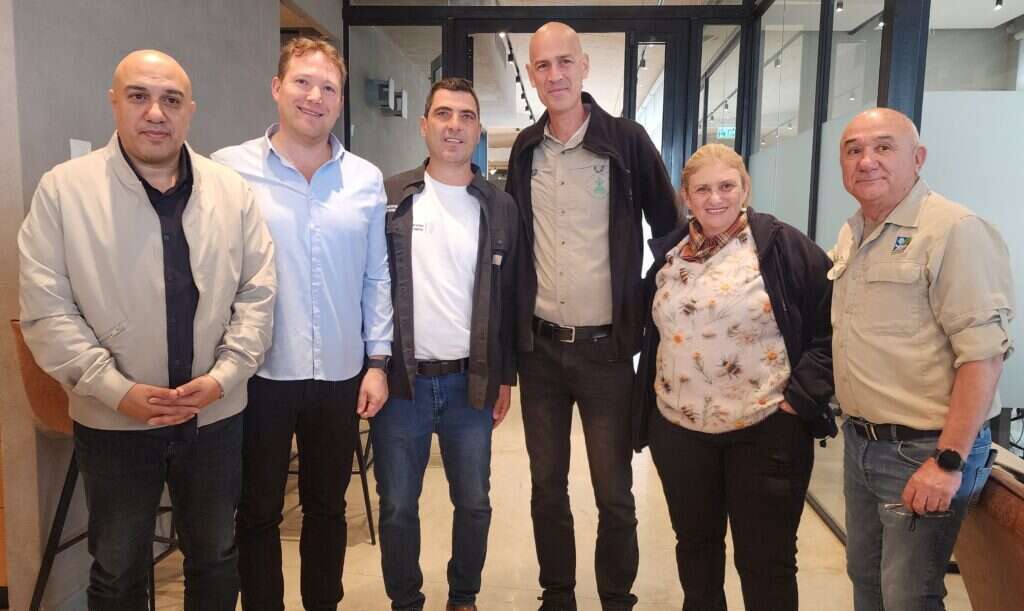 מימין לשמאל: אפי נעים, יו"ר מו"פ צפון מטעם קק"ל; חיה רק יהלום, מנהלת מו"פ צפון; חגי שניר, מנהל שה"מ; יאיר גולן, מנהל היחידה לחקלאות וחדשנות גולן; אורי קלנר, ראש מועצה אזורית גולן; אורן לביא, מנכ"ל משרד החקלאות וביטחון המזון. | מו"פ צפון