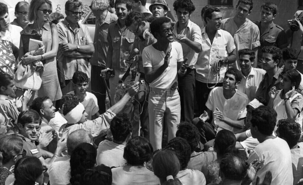 הזמר סמי דיוויס בהופעה לפני פצועי צה"ל, 1969. | מאוסף דן הדני, הספריה הלאומית