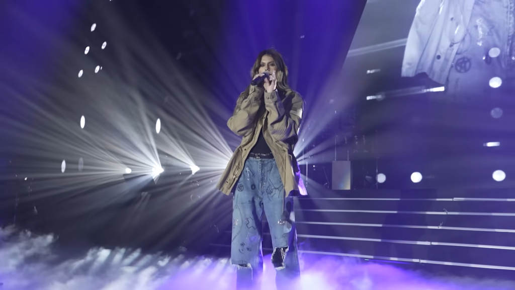 "למסר הברסלבי יש המון קונים עכשיו". הזמרת אודיה אזולאי בהופעה. | מסך "למסר הברסלבי יש המון קונים עכשיו". הזמרת אודיה אזולאי בהופעה. | מסך