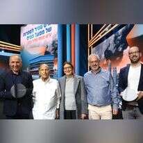 יוסי אבני-לוי (משמאל) אחרי הזכייה בפרס ספיר. | סיון פרג'