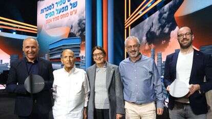 יוסי אבני-לוי (משמאל) אחרי הזכייה בפרס ספיר. | סיון פרג'