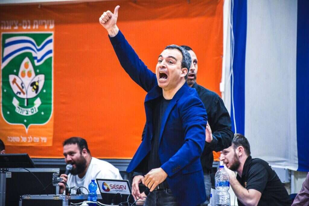 המאמן אלעד חסין. | מסך