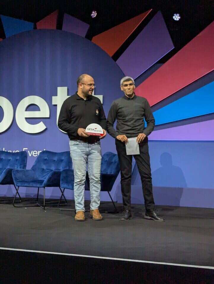 מחמוד כאנה (משמאל) ממפתחי ווקה טוקי. | מטח מחמוד כאנה (משמאל) ממפתחי ווקה טוקי. | מטח