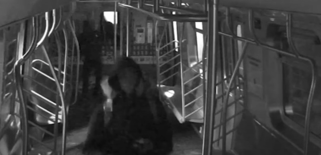 החשודים בתוך הרכבת התחתית. | מסך מיוטיוב