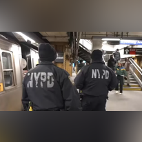משטרה ברכבת התחתית בניו-יורק. | מסך מיוטיוב