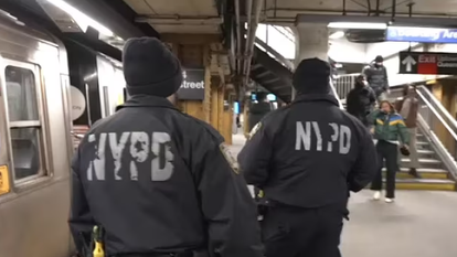 משטרה ברכבת התחתית בניו-יורק. | מסך מיוטיוב
