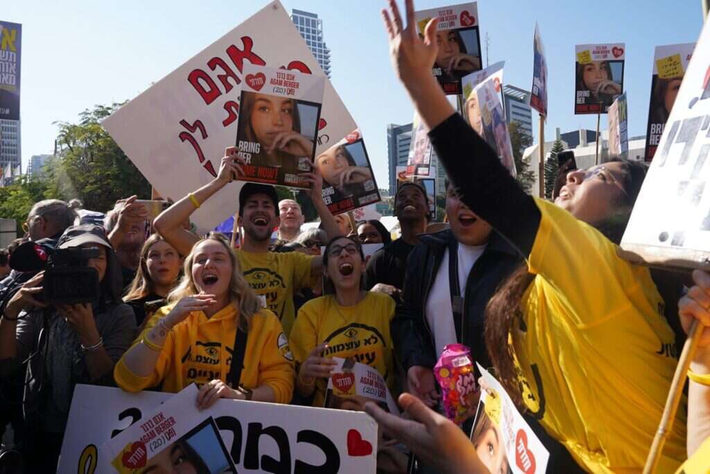 חבריה של אגם ברגר ממתינים לה