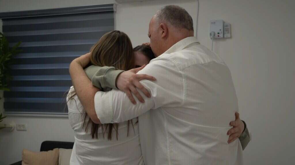 אגם ברגר ברגעי המפגש עם משפחתה. | דובר צה"ל