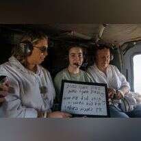 אגם ברגר עם הוריה במסוק בדרכם לבית החולים בילינסון. | דובר צה"ל