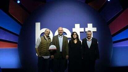 מימין: אבי ורשבסקי, מיה קנטור (ניק אקדמי), יסי ביידץ ושמוליק אשכנזי (ניק אקדמי). | מטח מימין: אבי ורשבסקי, מיה קנטור (ניק אקדמי), יסי ביידץ ושמוליק אשכנזי (ניק אקדמי). | מטח