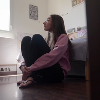 סשה, אחותה הגדולה של קרינה, בחדרה מחכה לשובה. מתוך הסרט ״חטופות״