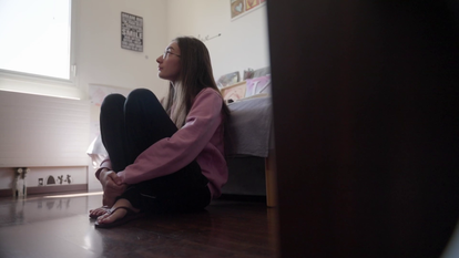 סשה, אחותה הגדולה של קרינה, בחדרה מחכה לשובה. מתוך הסרט ״חטופות״