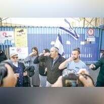 סגן ראש העיר ירושלים אריה קינג מרים כוסית ליד מטה אונר"א בירושלים. | אהרון לייב אברמס - פלאש 90