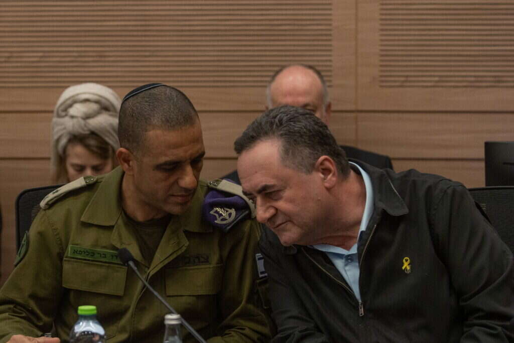 "הצורך המיידי למילוי השורות ניבט מבתי החולים ובתי העלמין". ראש אכ"א אלוף דדו בר־כליפא עם שר הביטחון כ"ץ בוועדת החוץ והביטחון, בשבוע שעבר. | אורן בן חקון