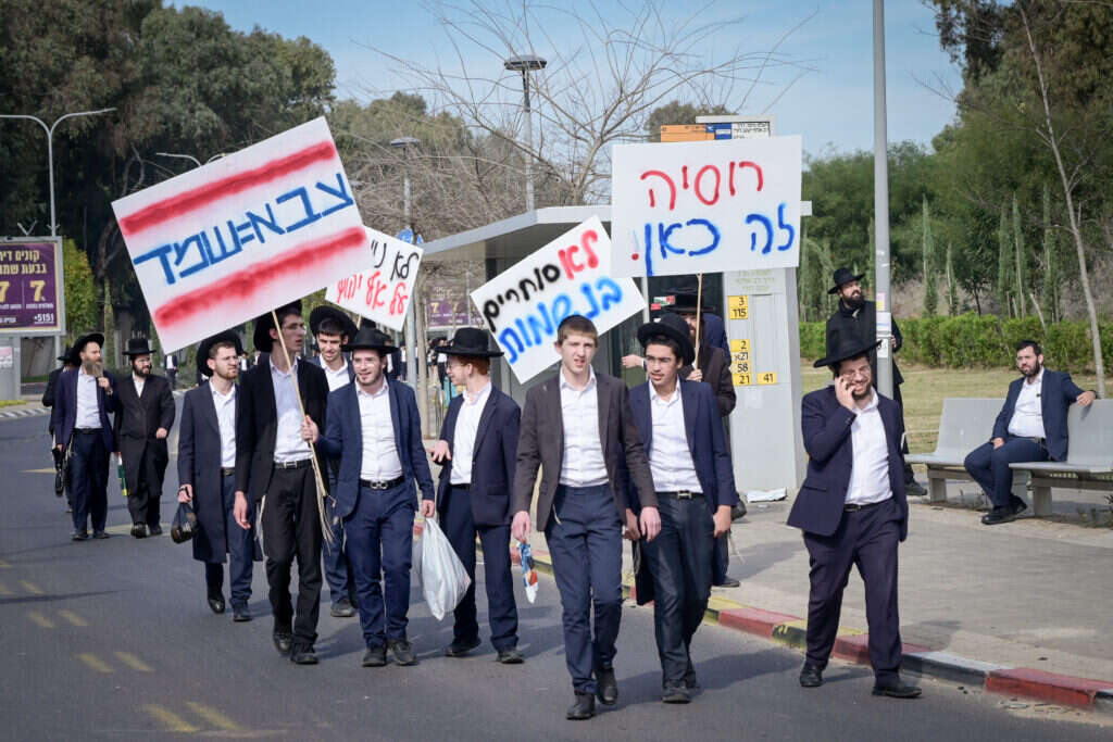 "לא התייעצו עם הישראלים לפני שקבעו מה יהיו גובה המע"מ או המהירות המותרת". הפגנה נגד הגיוס. | אבשלום ששוני, פלאש 90