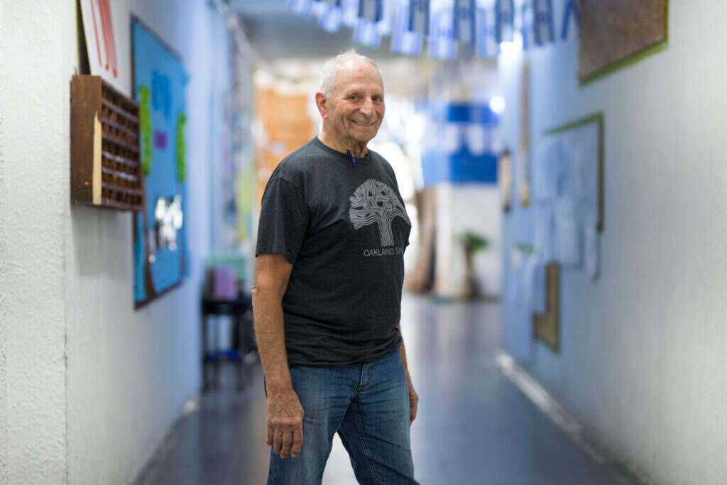 החניכים צעירים ממנו בשישים שנה אבל החיבור זורם. נתיב במכינת נחשון בשדרות. | לירון מולדובן