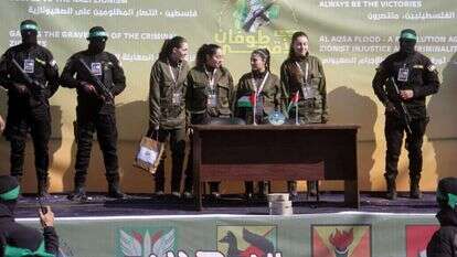 ניסיון של גוף מוכה מאוד להפגין שליטה. טקס השחרור שערך חמאס לתצפיתניות המשוחררות. | אי.פי.אי