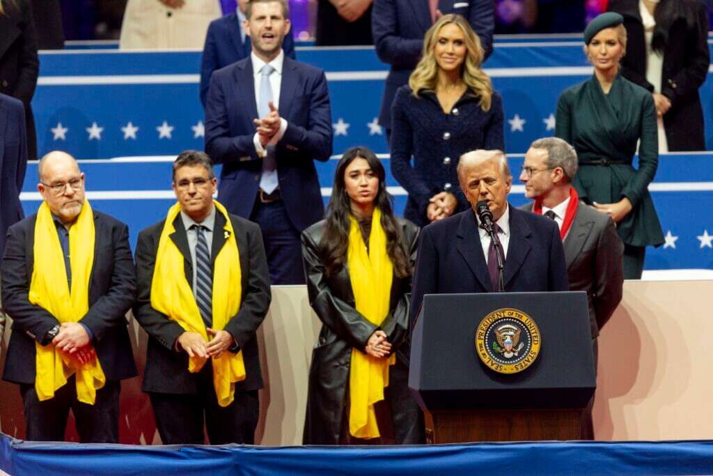 טראמפ עם בני משפחות חטופים ביום השבעתו, בשבוע שעבר. | אי.פי.איי