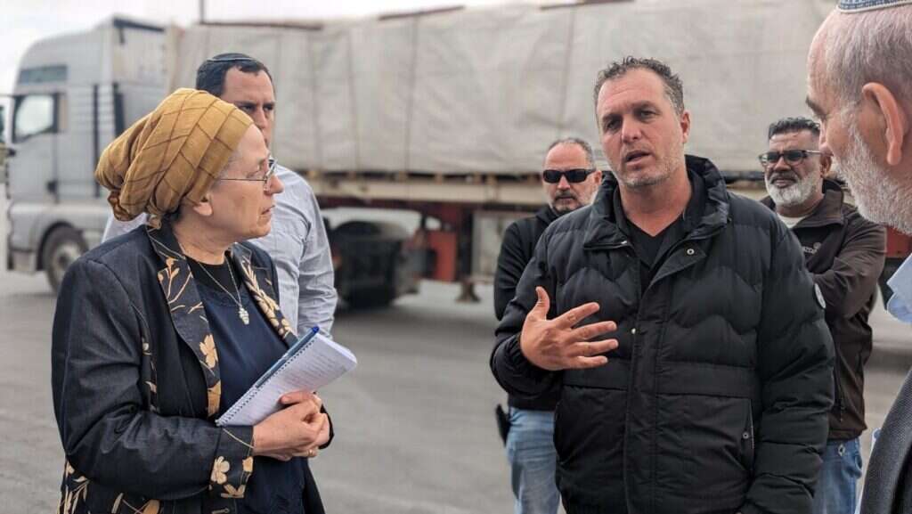 סטרוק בסיור במעבר ניצנים. | דוברות השרה