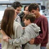 עופר קלדרון ובני משפחתו, עם חזרתו מהשבי. | מעיין טואף / לע"מ