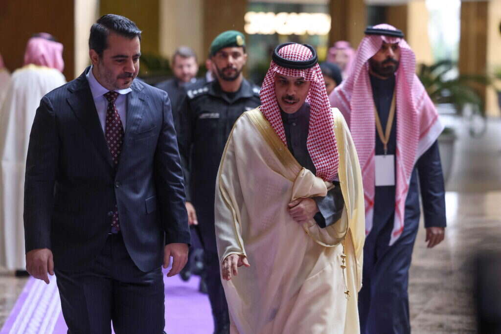 אסעד חסן א-שיבאני ושר החוץ של ערב הסעודית, פייסל בן פרחאן. | AFP