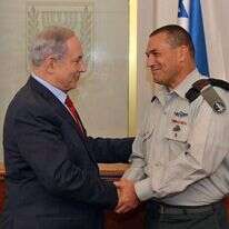 ראש הממשלה בנימין נתניהו לוחץ יד לרמטכ"ל המיועד אייל זמיר. | חיים צח - לע"מ