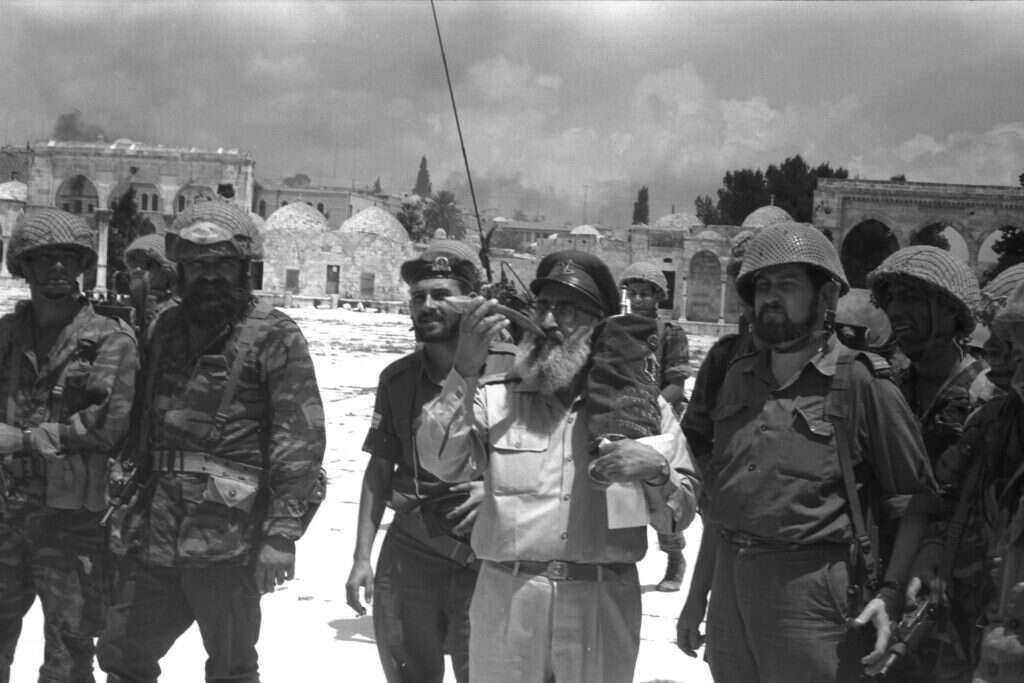 הרב גורן תוקע בשופר בהר הבית, ומימינו הרב מנחם הכהן. | אלי לנדאו, לע"מ הרב גורן תוקע בשופר בהר הבית, ומימינו הרב מנחם הכהן. | אלי לנדאו, לע"מ