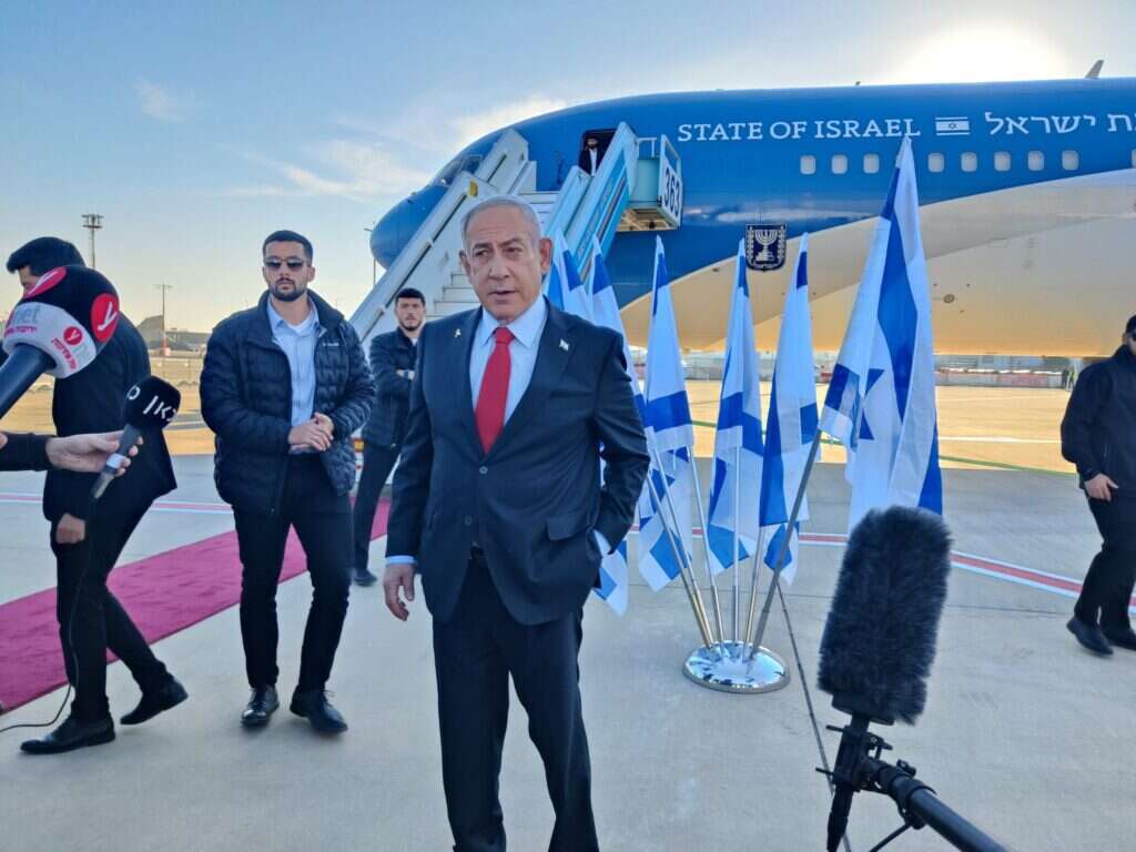 ראש הממשלה בנימין נתניהו לפני עלייתו למטוס "כנף ציון" והמראתו לוושינגטון, הבוקר