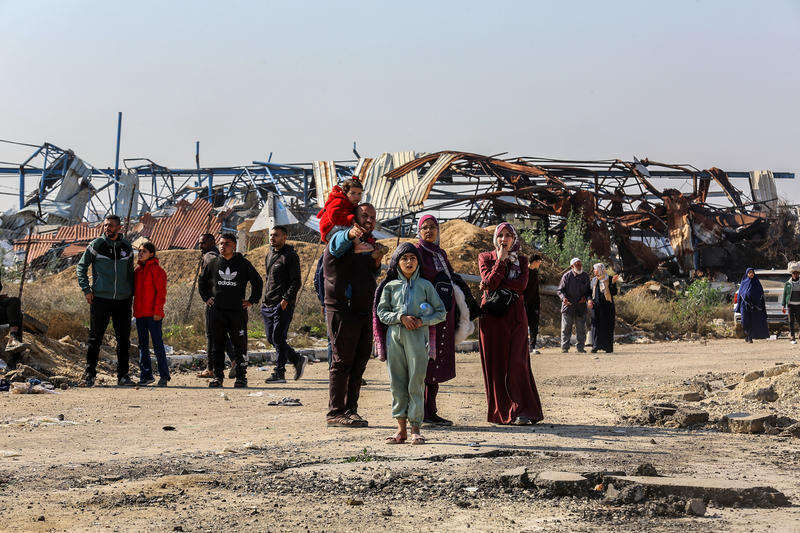 תושבי עזה שחוזרים צפונה, חוצים נקודת בידוק בציר נצרים. | אעבד ראחים חאטיב, פלאש 90