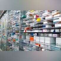 מדף תרופות בבית מרקחת. אילוסטרציה. | שאטרסטוק