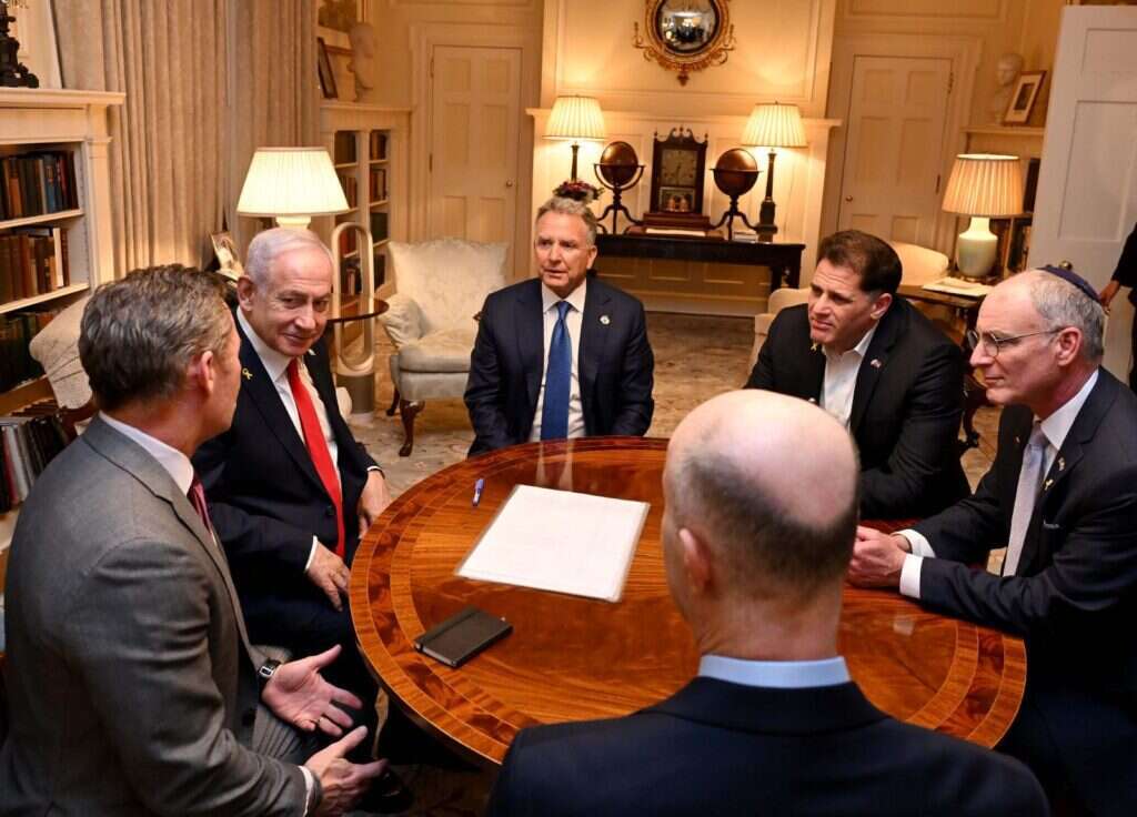 רה"מ נתניהו בפגישתו בוושינגטון עם היועץ לביטחון לאומי של ארה"ב, מייק וולץ, ועם שליחו המיוחד למזרח-התיכון של נשיא ארה"ב, סטיב וויטקוף. | אבי אוחיון, לע״מ