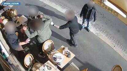 ילד יהודי עם כיפה הותקף על ידי פליט מצרי ברומא, | מסך מתוך יוטיוב ילד יהודי עם כיפה הותקף על ידי פליט מצרי ברומא, | מסך מתוך יוטיוב