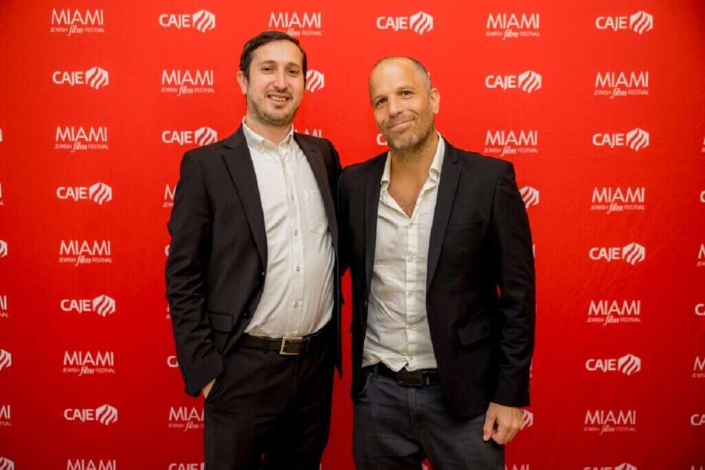 מימין: רועי הורנשטיין במאי קרב אוויר ואיגור שטיירנבר מנכ"ל פסטיבל הסרטים היהודי במיאמי, קרדיט | - דוברות פסטיבל Miami JFF's