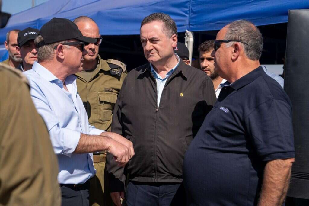 שר הביטחון ישראל כ"ץ, אלוף אייל הראל וראשי מפא""ת במהלך יום הניסויים. | אריאל חרמוני, משרד הביטחון שר הביטחון ישראל כ"ץ, אלוף אייל הראל וראשי מפא""ת במהלך יום הניסויים. | אריאל חרמוני, משרד הביטחון