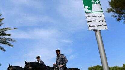 שלט הנחיה כיצד יש לנהוג במקרה של צונאמי בחופי תל אביב. | תומר נויברג, פלאש 90 שלט הנחיה כיצד יש לנהוג במקרה של צונאמי בחופי תל אביב. | תומר נויברג, פלאש 90