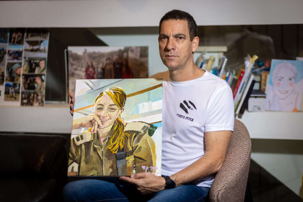 מיכאל נימרי עם תמונת בתו עדן ז"ל בביתו שבמודיעין. | אריק סולטן