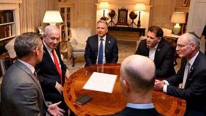 נתניהו וצוותו בפגישה עם סטיב וויטקוף (משמאל לנתניהו) ומייק וולץ (מימינו) בוושינגטון | אבי אוחיון, לע"מ