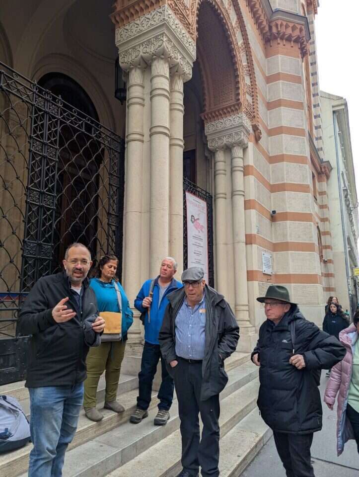 שורק מדריך את חברי הקבוצה ליד בית הכנסת הנאולוגי. | ארז לוזון
